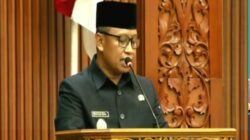 Walikota Depok, Dr. H. Supian Suri, M.M., mengajak anggota Dewan Perwakilan Rakyat Daerah (DPRD) Kota Depok untuk lari bersama