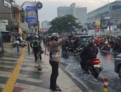 Banjir di Jalan Margonda, Imbas Luapan Kali Pondok Cina
